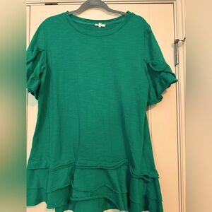 Joh. Kelly Green Cotton Top XL .Round neck and ruffled sleeves. Tiered bottom